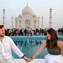 泰姬陵前,一男一女手牵着手
