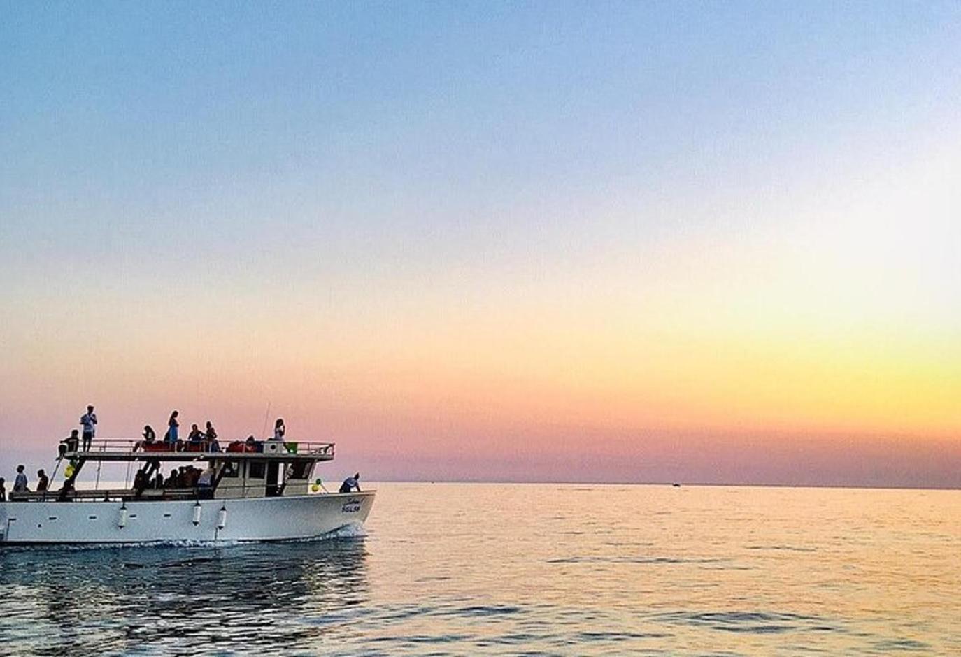 un grupo de personas en un barco en el agua
