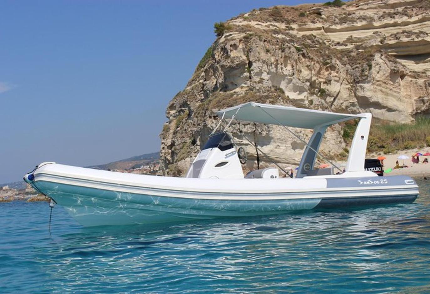 μια μπλε και άσπρη βάρκα που κάθεται στο νερό
