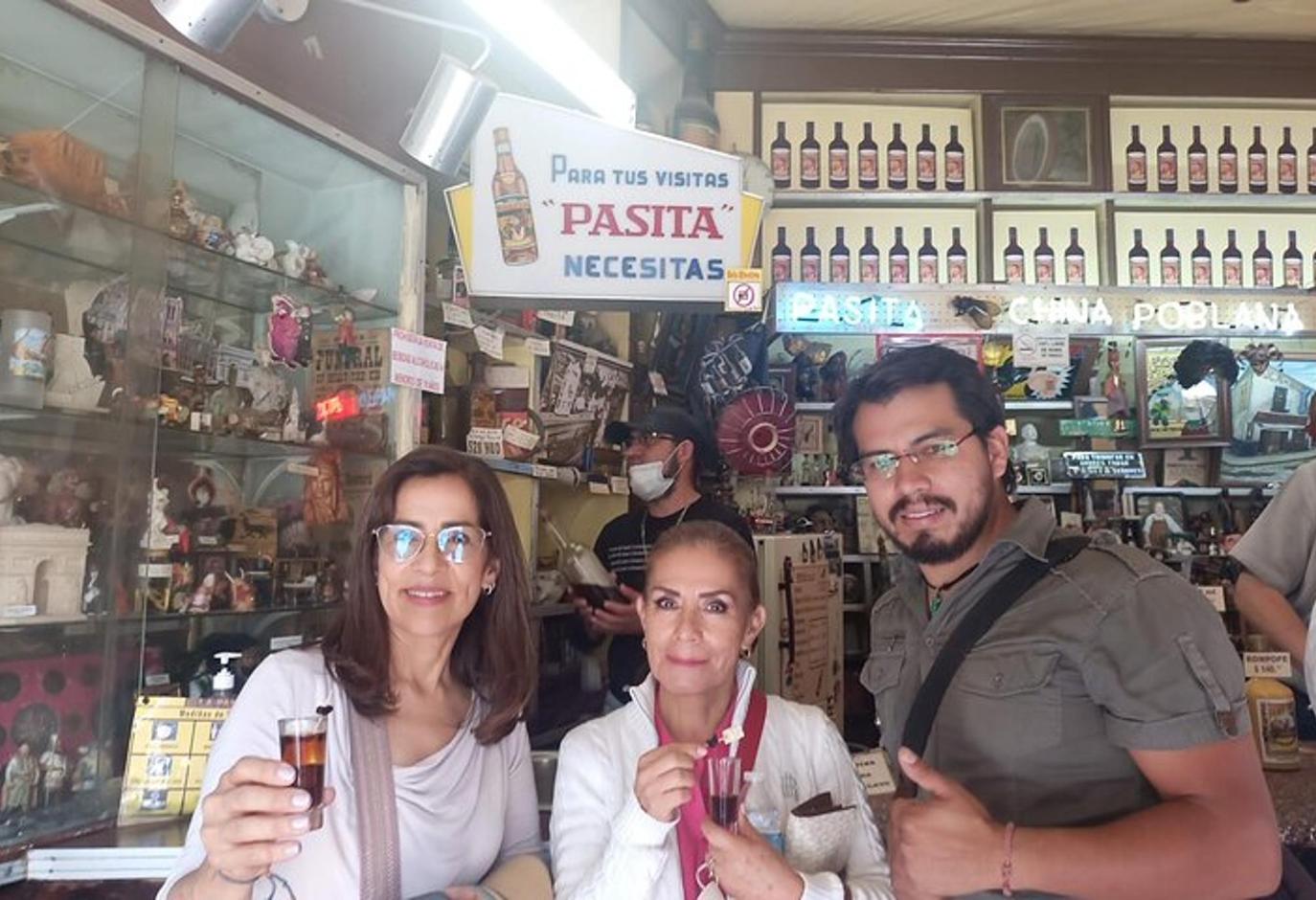 Un grupo de personas posando para una foto en un bar.