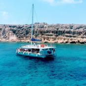 水中有一艘船,上面有一群人