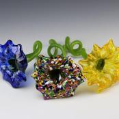 一组三个上面撒有糖屑的甜甜圈