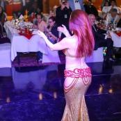 一位粉色头发的女人站在舞池里