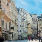 一群人走在有建筑物的街道上