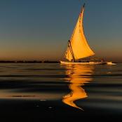 水面上的帆船及其在水中的倒影