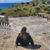 一位坐在圆形剧场台阶上的女人