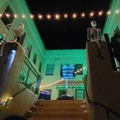 有灯光和楼梯的建筑,上面有标志