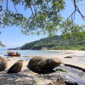 海滩上的一艘船，岸边有岩石