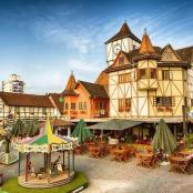 一座有钟楼、桌子和遮阳伞的大楼