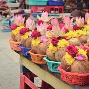 výzdoba květin v koších na trhu