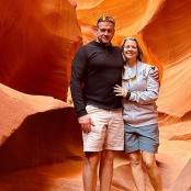 一名男子和一名女子站在狭缝峡谷中