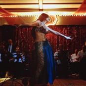 一名女子在舞台上为观众跳舞