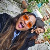 一名戴着墨镜的女子和一名戴着