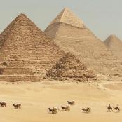 一群人骑马在金字塔前