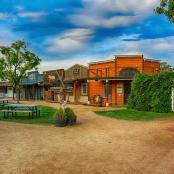 一栋前面有一张野餐桌的建筑