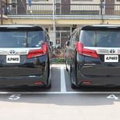 dois carros estacionados um ao lado do outro em um estacionamento