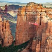 一架红色飞机飞越大峡谷