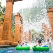 um grupo de crianças andando em boias em uma fonte