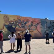 一群人站在壁画前