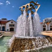 有一座篮球运动员雕像的喷泉