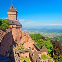 eine Burg mit einem Turm auf einem Hügel