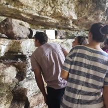 một nhóm người đang đứng trong hang động