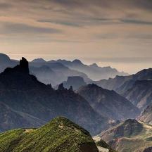 una vista di una catena montuosa con montagne