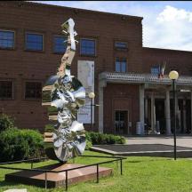 una scultura di metallo davanti a un edificio