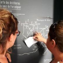 twee vrouwen schrijven met een schoolbord op een muur