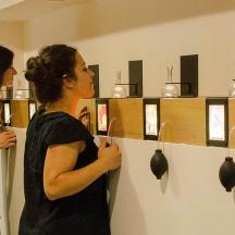 zwei Frauen betrachten eine Ausstellung in einem Museum
