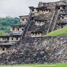 sebuah istana lama di atas tembok batu