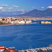 miesto vaizdas su laivais vandenyje