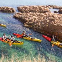 un groupe de personnes en kayak dans l'eau