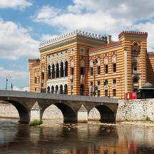 un gran edifici amb un pont davant d'un riu