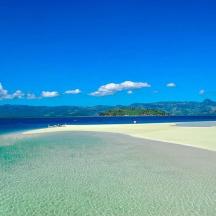 pantai dengan gazebo dan air