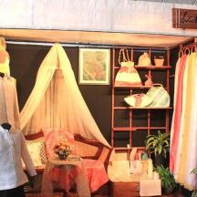 หน้าต่างแสดงสินค้าของร้านขายเสื้อผ้าที่มีเสื้อผ้าจัดแสดงอยู่