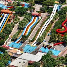 vista aèria d'un parc aquàtic amb una muntanya russa