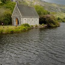 een kerk aan de rand van een waterlichaam