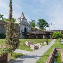 un fanal al costat d'un edifici amb un pont