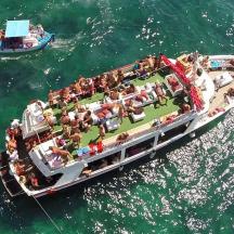 un groupe de personnes sur un bateau dans l'eau