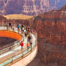 eine Gruppe von Menschen auf einer Aussichtsplattform am Grand Canyon