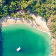 una vista aerea di una spiaggia con una barca in acqua