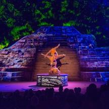 un escenari amb un espectacle de Disney amb una estàtua