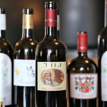un gruppo di bottiglie di vino appoggiate su un tavolo
