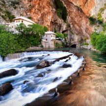 un riu amb roques al mig d'una cascada
