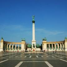 un gran monument davant d'un edifici amb un obelisc