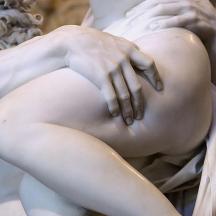 una estàtua d'una dona amb les mans als genolls