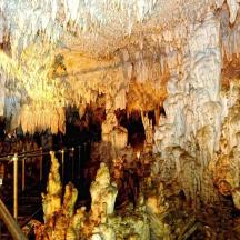 eine große Höhle mit Stalaktiten und Formationen darin