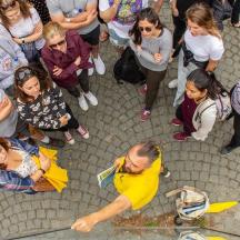 Grupa ludzi stojących i patrzących w swoje telefony komórkowe