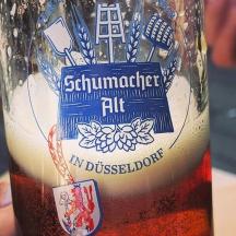 eine Person hält eine Flasche Bier